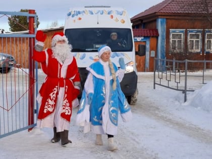 Новогодний грузовичок привёз подарки для 2,5 тысячи детей, которые живут в 68 социальных учреждениях Свердловской области