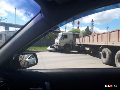 Машины стоят в обе стороны: грузовой автомобиль с прицепом перегородил дорогу на Альпинистов