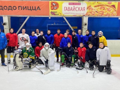 Юные спортсмены встретились с игроком КХЛ