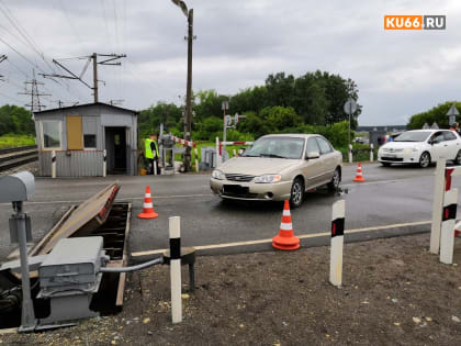 Накануне в Каменске-Уральском возле железнодорожного переезда травмы получила женщина-водитель