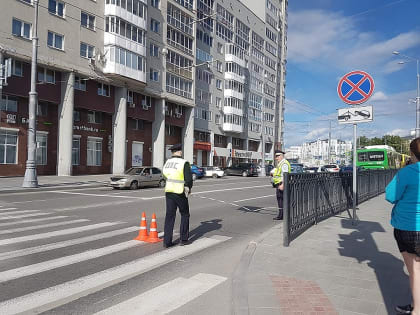 Вылетела на красный: в Екатеринбурге легковушка переехала школьников