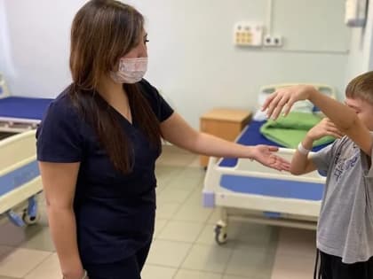 Около 2,3 тысячи маленьких уральцев ежедневно проходят профилактические осмотры в Свердловской области