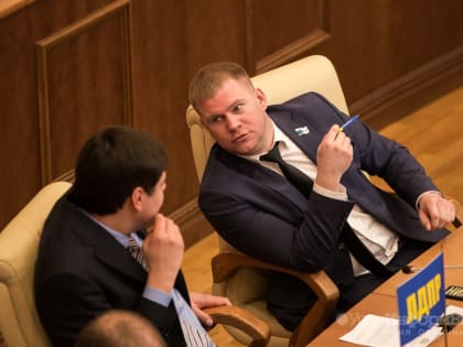 Свердловские депутаты проводят июнь разговорами о деньгах