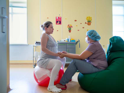 Специалисты Областного
перинатального центра внедрили в практику технологию «мягких родов»