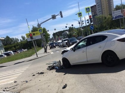 В Екатеринбурге легковушка после столкновения на дороге вылетела на тротуар и сбила коляску