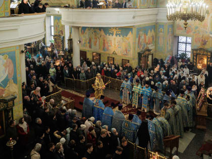 В праздник Казанской иконы Пресвятой Богородицы Митрополит Евгений возглавил Божественную литургию в Свято-Троицком кафедральном соборе Екатеринбурга