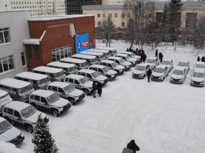 Андрей Карлов вручил ключи от 41 автомобиля представителям свердловских больниц