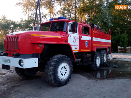 ВАЗ-21099 вспыхнул в воскресенье под вечер в деревне под Каменском-Уральским — машина сгорела дотла, хотя огонь и был потушен