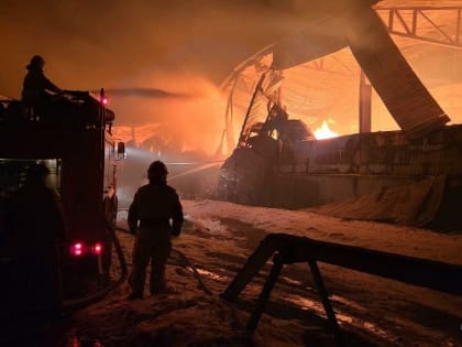 Крупный пожар в ангаре на площади 1600 квадратных метров тушат в Тавде
