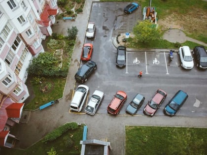 В мэрии объяснили, что мешает решить проблему парковок