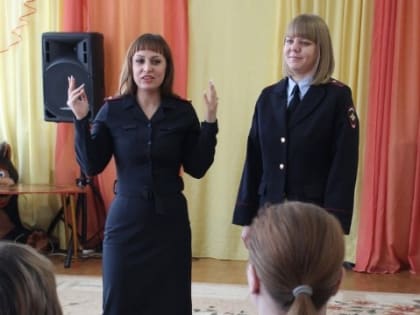 В преддверии Международного женского дня полицейские Верхнепышминского района проводят акцию «8 марта – В каждый дом!»