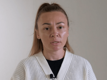 Мама Миши Бахтина пришла к дому губернатора