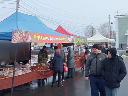 На площади города развернулась традиционная сезонная торговая ярмарка