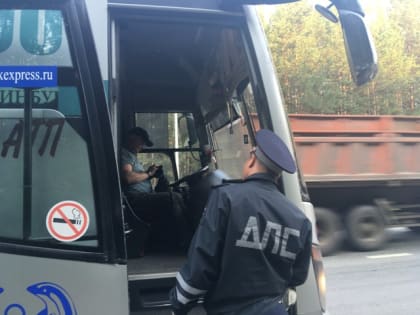 Инспекторы ГИБДД проверили автобусы в Екатеринбурге. Три тут же пришлось отправить на спецстоянку