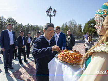 Делегация из Китая во главне с Чэнь Вэньцином посетила стелу «Европа-Азия»