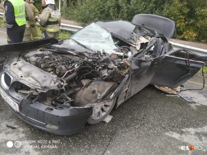 «Куски машины разбросаны на большом расстоянии»: под Екатеринбургом BMW врезалась в грузовик