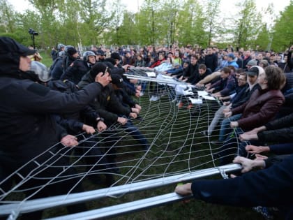 Цена свободы: забор вокруг сквера на Драме, который ломали и топили, оценили почти в миллион рублей