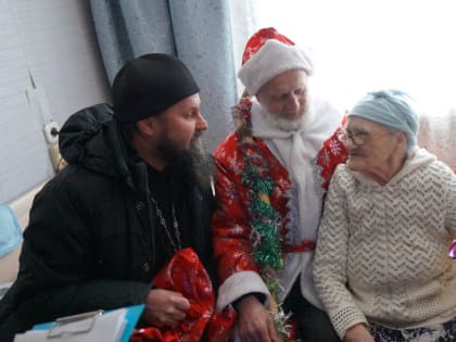 Прихожан Артемовского в Святки бабушки и дедушки встречали улыбками