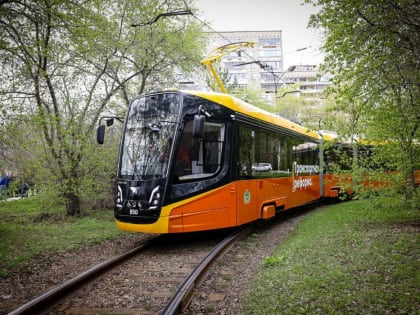 В Екатеринбурге трёхсекционный трамвай «Кастор» начал возить пассажиров