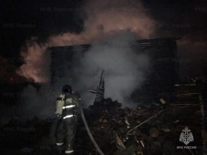 В Первоуральске сгорели кровли бани и жилого дома