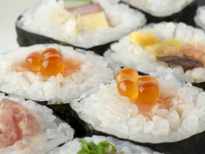 Клиенты известной доставки японской кухни массово отравились в Екатеринбурге