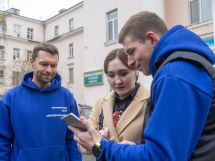 Алексей Вихарев и его волонтёры провели субботник в сквере с призывом голосовать за парки Екатеринбурга