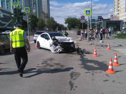 В Екатеринбурге машина вылетела на тротуар и опрокинула коляску