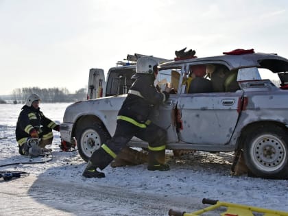Экстренные службы отработали слаженность действий для спасения жизней на дорогах Свердловской области