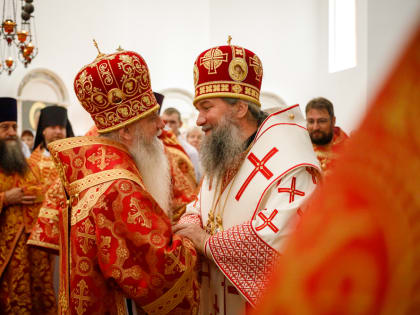 Митрополит Евгений, епископ Феодосий и епископ Мефодий совершил Божественную литургию в монастыре Новомучеников и исповедников Церкви Русской в Алапаевске