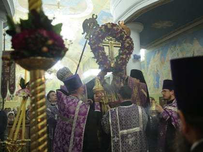 Накануне праздника Воздвижения Креста Господня митрополит Кирилл и епископ Гедеон совершили всенощное бдение в Свято-Троицком кафедральном соборе