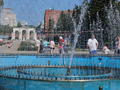Тень, вода и здравый смысл: врачи напомнили свердловчанам, как минимизировать риски для здоровья при жаркой погоде