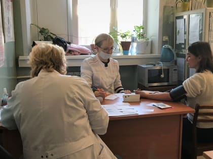 Медики проекта «Добро на предприятие» обследовали 150 сотрудников артёмовской птицефабрики без отрыва от производства