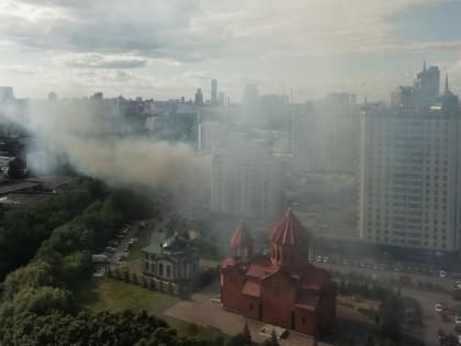 В центре города горит памятник архитектуры, стоявший на пути у многоэтажки