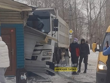 В Нижнем Тагиле на Северном посёлке грузовик столкнулся с легковушкой и въехал в торговый павильон (ВИДЕО)