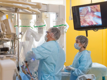 Уральцев начал оперировать робот-хирург