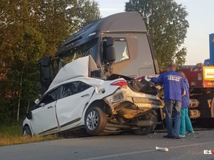 На трассе Екатеринбург — Тюмень легковушка залетела под грузовик, три человека погибли