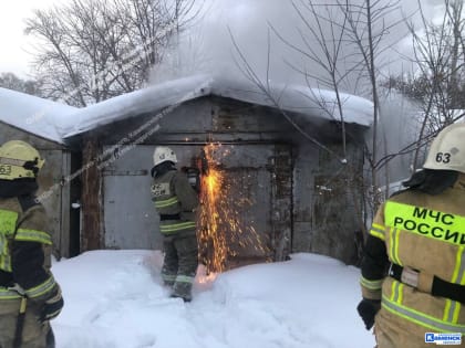 В Каменске-Уральском вспыхнул заброшенный сарай. Огонь распространился на гараж с автомобилем