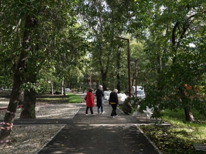 Художница из Екатеринбурга пишет картины на деревьях