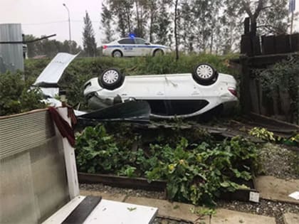 На трассе под Первоуральском тракте Volkswagen снес забор частного дома