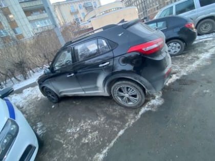 В Екатеринбурге женщина-водитель сбила 17-летнюю девушку на выезде из двора