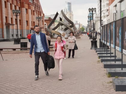 Андрей Карлов открыл в центре Екатеринбурга фотопроект о медиках-наставниках
