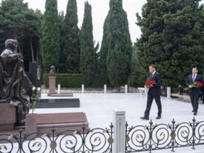 Губернатор Евгений Куйвашев почтил память Гейдара Алиева и возложил цветы к Вечному огню в Баку