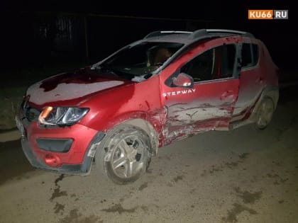 Молодой водитель за рулем Toyota протаранил Renault в Каменске-Уральском на ул. Озерной. Женщине за рулем «француза» понадобилась помощь...