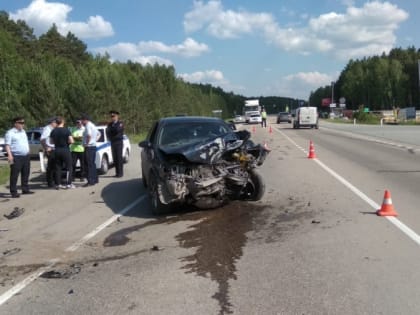 На Тюменском тракте водитель Mazda погиб после столкновения с лихачом на Nissan