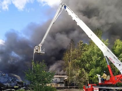 В Екатеринбурге локализован крупный пожар в цехе лакокрасочных материалов