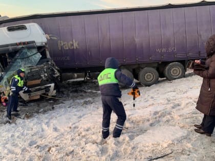 В Свердловской области погиб один человек в ДТП с грузовиком и прицепом на обочине
