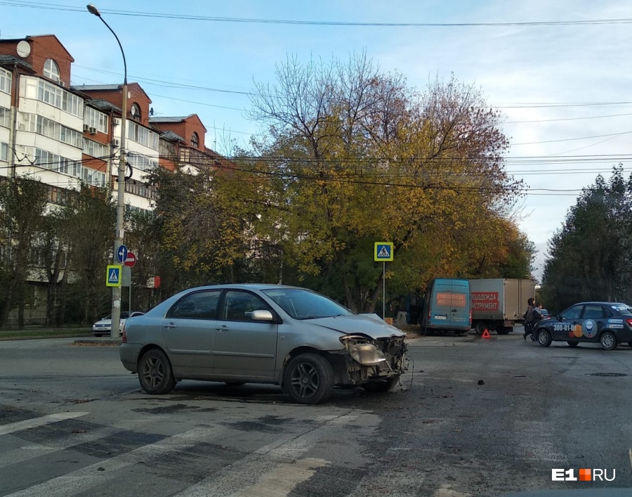 Епрст уралмаш. ДТП на перекрестке Екатеринбург Уралмаш. Уралмаш машины.