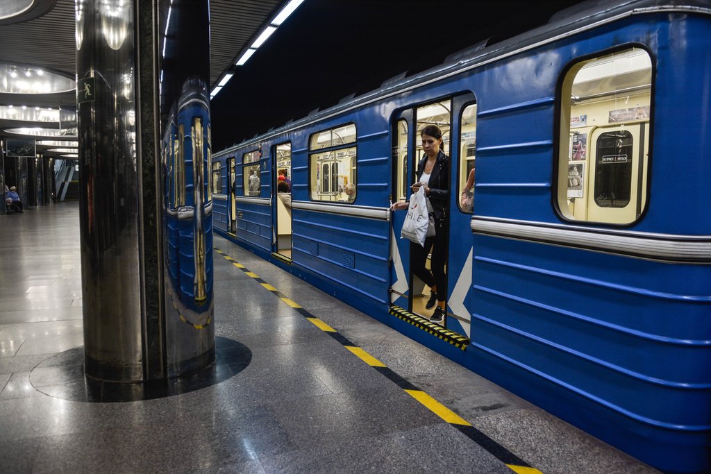 Метро украины. Вагоны екатеринбургского метрополитена. Метровагон Екатеринбург. Екатеринбургское метро вагон. Вагон метро Екатеринбург.