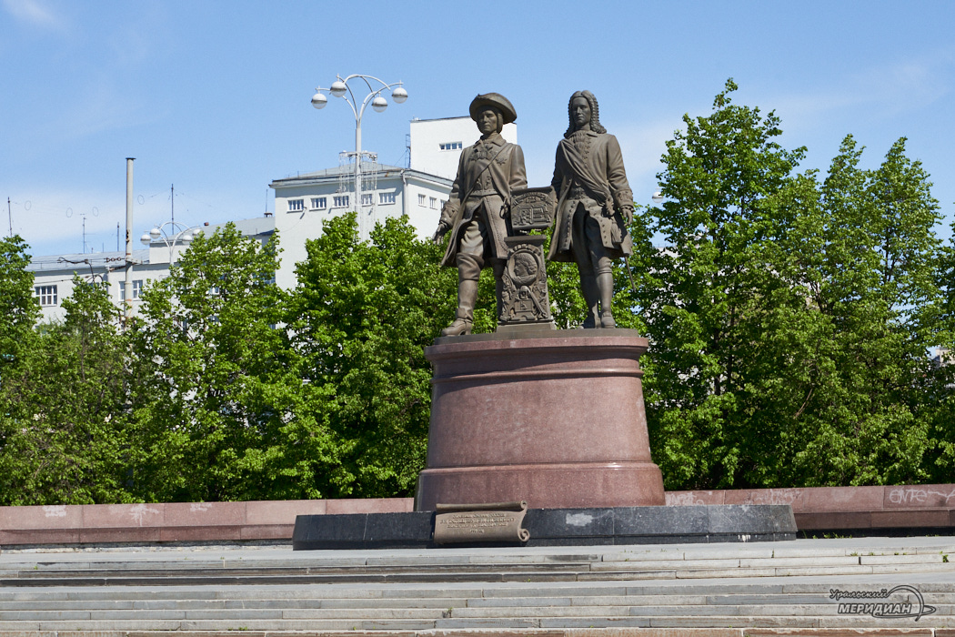 Обелиски екатеринбург. Татищев памятник в Екатеринбурге. Памятник Татищеву и де Геннину. Екатеринбург Татищев и де Генин. Памятник основателям города Татищеву и де Геннину.