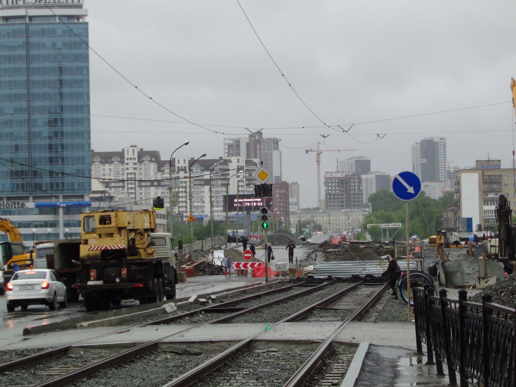 Екатеринбург закрыл. Макаровский мост Екатеринбург реконструкция. Макаровский мост закрыт. Трамвайные пути по мосту Свердловский. Макаровский мост Екатеринбург сегодня.